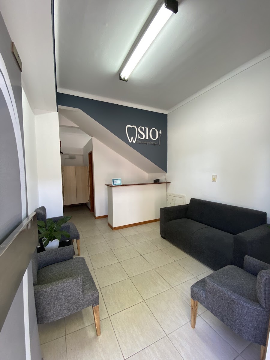 Sala de espera y recepción confortable de SIO Odontología Integral