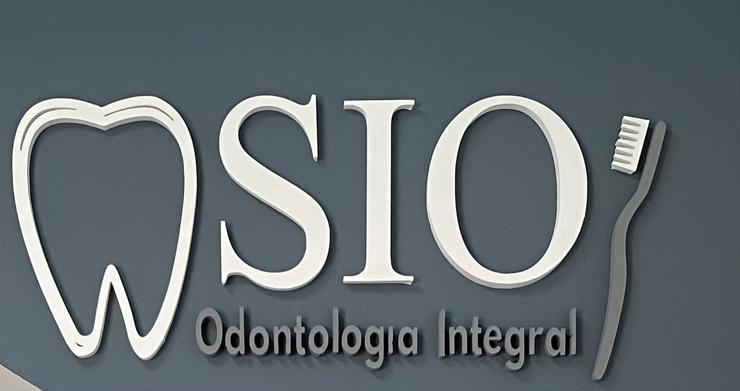 Cartel de identidad SIO Odontología Integral en el consultorio